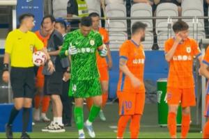 訴苦！王彤找瓦科交流，指了指麥麥提江，隨后指向自己的腦袋