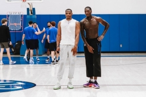 保持狀態(tài)！威少再次現(xiàn)身母校UCLA訓(xùn)練 并悉心指導(dǎo)學(xué)弟