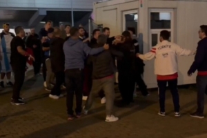 希臘與土耳其比賽結(jié)束后 場外雙方球迷爆發(fā)激烈沖突！