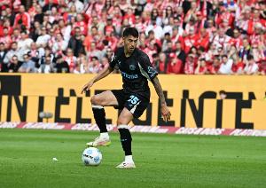 勒沃庫森官方：帕拉西奧斯右腿內(nèi)收肌受傷，將傷缺至明年年初