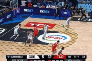 利刃穿心！字母哥一條龍反擊 連續(xù)過掉防守飛身暴力砸扣