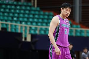 5年前的今天：丁彥雨航和山東男籃簽下2年的頂薪續(xù)約合同