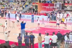 什么叫戰(zhàn)神?。⒂駰澱鉈A中場活動 穿著牛仔褲沒熱身3分10中10！