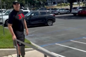 此前因糖尿病截肢！“球爹”拉瓦爾-鮑爾首次使用假肢走路