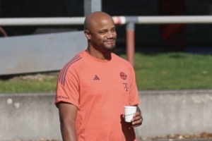 圖片報(bào)：贏切爾西后孔帕尼心情很愉快，今天拿著咖啡在訓(xùn)練場(chǎng)散步