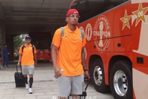 泰山啟程前往青島備戰(zhàn)與海牛的比賽，克雷?；貧w隨隊(duì)出征