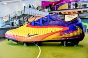 曼晚：哈蘭德巨型球鞋亮相足球博物館，長達(dá)6米打破世界紀(jì)錄