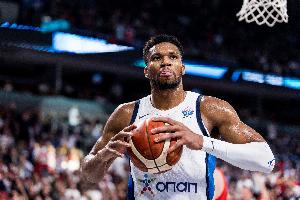 大格局！歐媒：字母哥主動(dòng)聯(lián)系申京 最終雙方達(dá)成和解