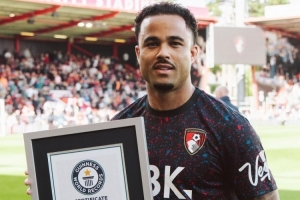 英超點(diǎn)球戴帽！小克魯伊維特獲吉尼斯世界紀(jì)錄證書