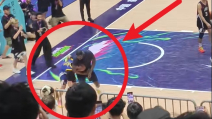 程鑫凱穿著普爾球衣被追夢直接掀翻在地！隨后又上演鎖喉戲碼！