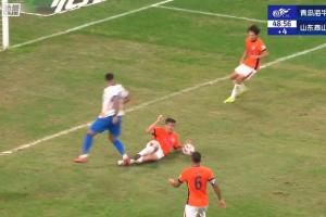 這是點球嗎？劉軍帥倒地支撐手手球被判點，海牛全隊非常不滿判罰