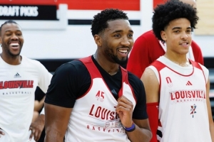 熟悉的球館！米切爾重返母校路易斯維爾大學(xué)與校隊(duì)學(xué)弟們合練