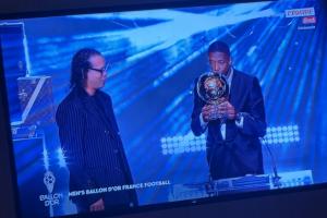 小圖拉姆在家看登貝萊獲得金球獎(jiǎng)，曬照配文：這不是AI生成的??