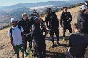 約等于官宣？林葳身穿俄勒岡大學(xué)隊(duì)服&上腳科比4 和隊(duì)友一起爬山