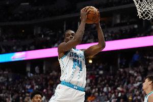 名記：黃蜂目前16名正式合同球員 迪亞巴特?zé)o保障 球隊打算留下他