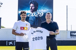 官方：瓦倫西亞與25歲中場(chǎng)安德烈-阿爾梅達(dá)續(xù)約至2029年