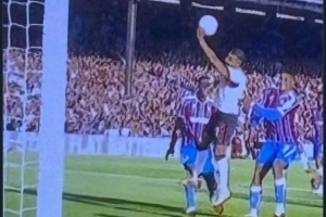 水晶宮后衛(wèi)理查茲轉(zhuǎn)發(fā)薩拉赫手球照片：我就知道這不是我的幻覺