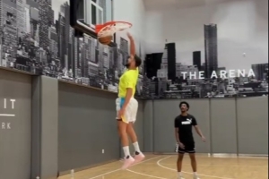 實(shí)戰(zhàn)干貨來了！訓(xùn)練師曬克萊訓(xùn)練：扣籃熱身后各種三分投射美如畫