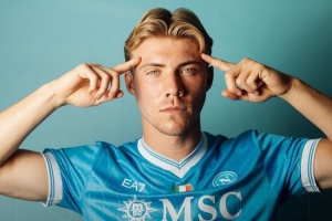 那不勒斯公布客戰(zhàn)AC米蘭海報，狀態(tài)回暖的霍伊倫單人入鏡