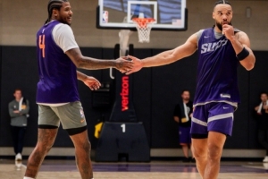 新賽季能走多遠(yuǎn)？太陽曬訓(xùn)練照：杰倫-格林狄龍擊掌 馬盧阿奇扣籃