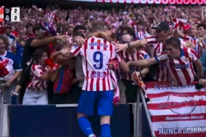 外媒：索爾洛特與球迷一起慶祝但未造成安全隱患，因此沒有吃黃牌