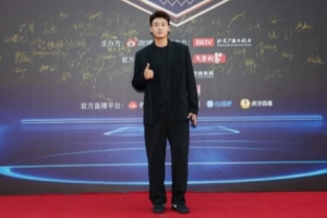 趙?，F(xiàn)身微博籃球之夜紅毯！一身黑西服帥氣登場！