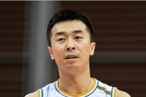 楊毅：王驍輝帶首鋼青年隊輸了氣得夠嗆 在場邊摔戰(zhàn)術板