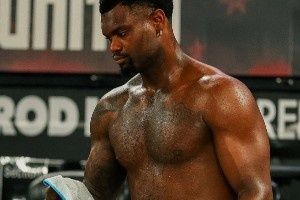 休賽期大幅減重！錫安赤裸上身訓(xùn)練 線條明顯&瘦身效果立竿見影