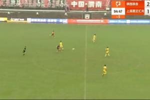 神仙球！陜西聯(lián)合外援前鋒轟超遠(yuǎn)距離吊射，中圈位置起腳直入網(wǎng)窩
