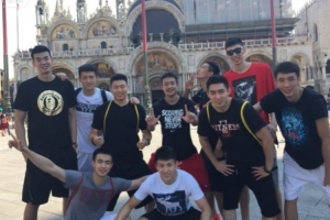 回憶殺！劉曉宇曬與趙繼偉等人的合照：10年前的十個(gè)人