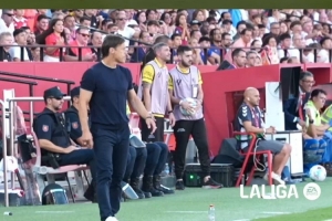 振臂歡呼+擁抱阿古梅！塞維利亞回顧擊敗巴薩時(shí)主帥反應(yīng)