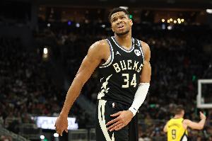 字母哥連續(xù)三個(gè)賽季場(chǎng)均30+但沒贏過一個(gè)系列賽 歷史第二人