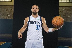 三分手感不錯！克萊11投5中&三分7中4得到14分1板