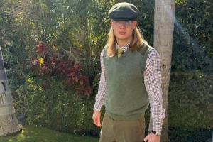 英倫紳士范！哈蘭德社媒曬穿搭照片：綠色帽子+馬甲