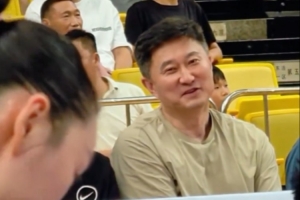 眼神犀利！杜鋒現(xiàn)場觀戰(zhàn)為廣東全運女籃助威