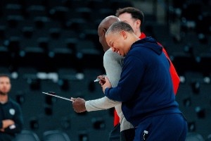 氛圍太好了！快船官推曬訓(xùn)練照：全員面帶笑容 小卡兩次上鏡