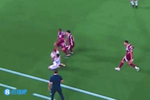 主帥應(yīng)聲倒地！卡塔爾球員邊線貼臉大腳，皮球正中洛佩特吉面部