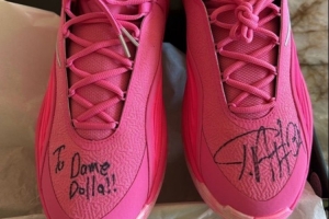 不忘老隊友！利拉德曬出了字母哥給他送來的新款簽名球鞋！