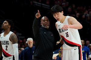 小楊打服美網(wǎng)友：他是中國(guó)約基奇！開(kāi)拓者未來(lái)超巨！當(dāng)代世界屋脊