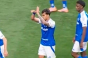 不滿裁判！尤文舊將若熱對裁判做“戴手銬”手勢，隨后被紅牌罰下