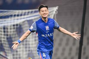 記者：蔣圣龍因妻子生產(chǎn)飛回上海陪伴，明天能否出戰(zhàn)還是未知數(shù)