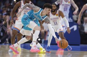 別人都是長(zhǎng)高！黃蜂全是變矮！7位黃蜂球員官方數(shù)據(jù)身高縮水