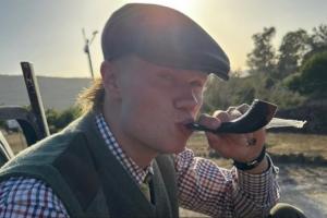 被他裝到了！網(wǎng)友提問(wèn)哈蘭德：你抽的啥？哈蘭德回答：進(jìn)球