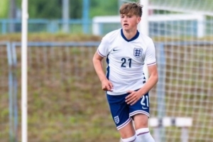 記者：紐卡擊敗曼聯(lián)等隊，將以37.5萬鎊+獎金簽約15歲神童中衛(wèi)