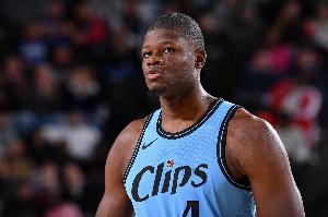 爵士官方：球隊已經(jīng)裁掉了中鋒班巴 以及布拉德肖和伊斯特二世