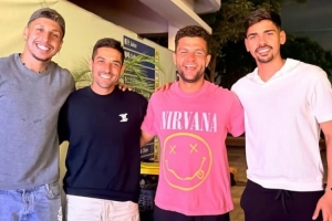 短暫休息，馬德魯加曬和克雷桑合影：無論場上場下都是最高水平