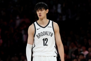 戴隆-夏普：曾凡博學(xué)東西很快 傳球到位 防守也積極