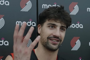 阿夫迪亞：我的中文正在進步 當楊瀚森擋拆時我總說“右手 右手”