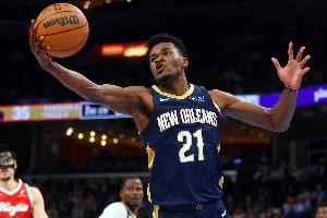 疑似跟腱受傷！米西搶板后痛苦倒地 抱著自己的右腿跟腱部位