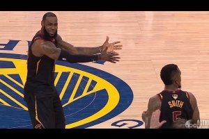 JR： 我知道老詹還在生我氣 雖然我沒(méi)叫暫停但這不影響你是GOAT